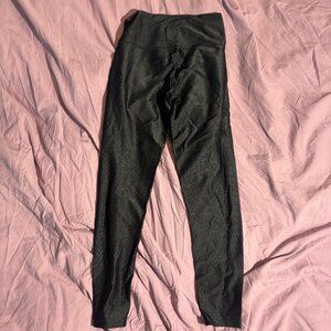 OFFLINE LEGGINGS SIZE MEDIUM